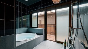 Ensemble douche/baignoire, articles de toilette gratuits, sèche-cheveux