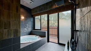 Villa de lujo, vistas al jardín | Baño | Ducha y bañera combinadas y artículos de higiene personal gratuitos