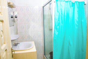 Ducha, secador de pelo y toallas