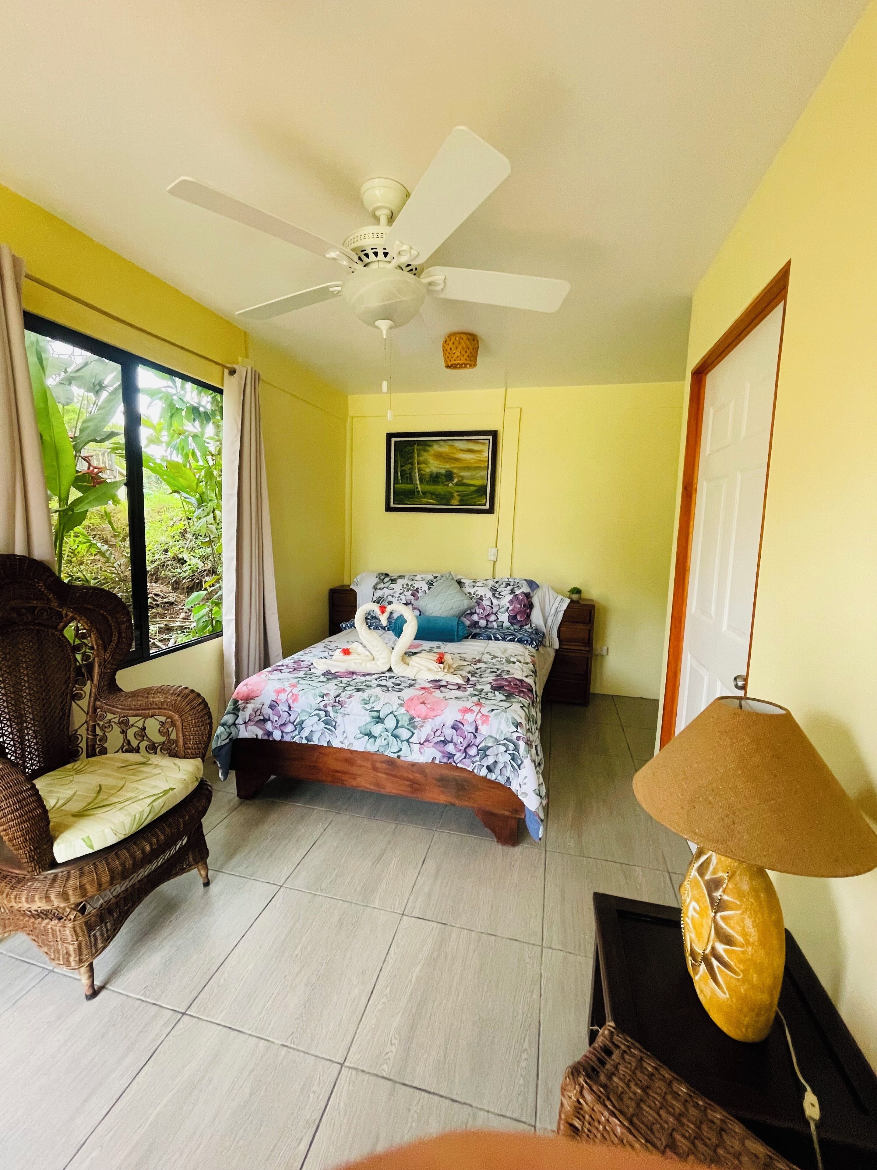 Kamar Double atau Twin Standar, kamar mandi pribadi, pemandangan kebun | Selimut bulu angsa, meja kerja, dan ruang kerja ramah laptop