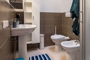 Bruser, hårtørrer, bidet