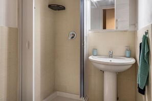 Douche, sèche-cheveux, bidet