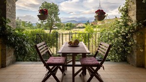 Outdoor dining - The Traveller's House With Balconies and Garden! (Chiassa-tregozzano)