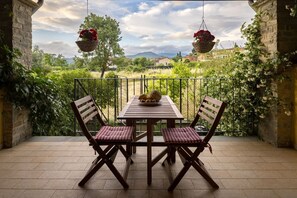 Outdoor dining - The Traveller's House With Balconies and Garden! (Chiassa-tregozzano)