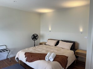 3 bedrooms, iron/ironing board, free WiFi, bed sheets - Mount Maunganui- centrally located retro bach right across road from the beach (Mount Maunganui)