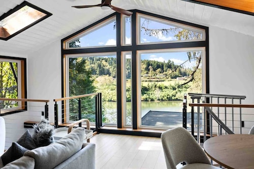 Magnificent Riverfront Views From Hot Tub, Home, & Deck, Stunning Inside and Out, 5 Minutes to Beach