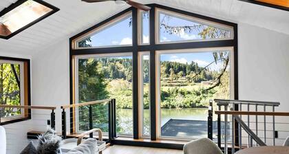 Magnificent Riverfront Views From Hot Tub, Home, & Deck, Stunning Inside and Out, 5 Minutes to Beach