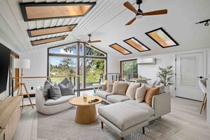 Unclassified image, 4 of 42, button