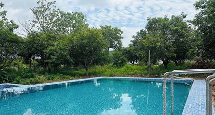 Charming 2-bedroom farmhouse with pool,AC, in Bibinagar in a 5 acre Mango farm