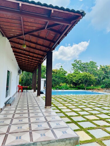 Charming 2-bedroom farmhouse with pool,AC, in Bibinagar in a 5 acre Mango farm 