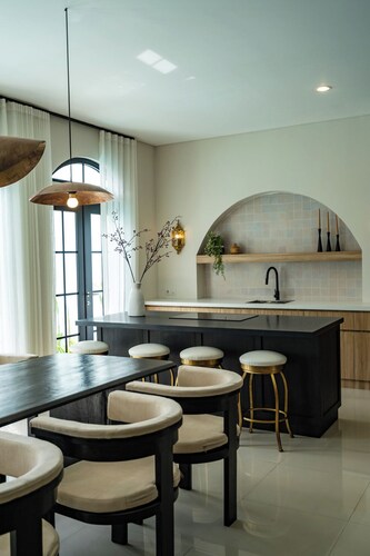 Sueca: Sanur’s 3BR Villa w/Pool, Tropical Oasis