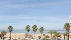 A beach view with palm trees, a clear sky, and a calm sea. - Ventana A Do ana in Sanlucar de Barrameda (Sanlucar de Barrameda)