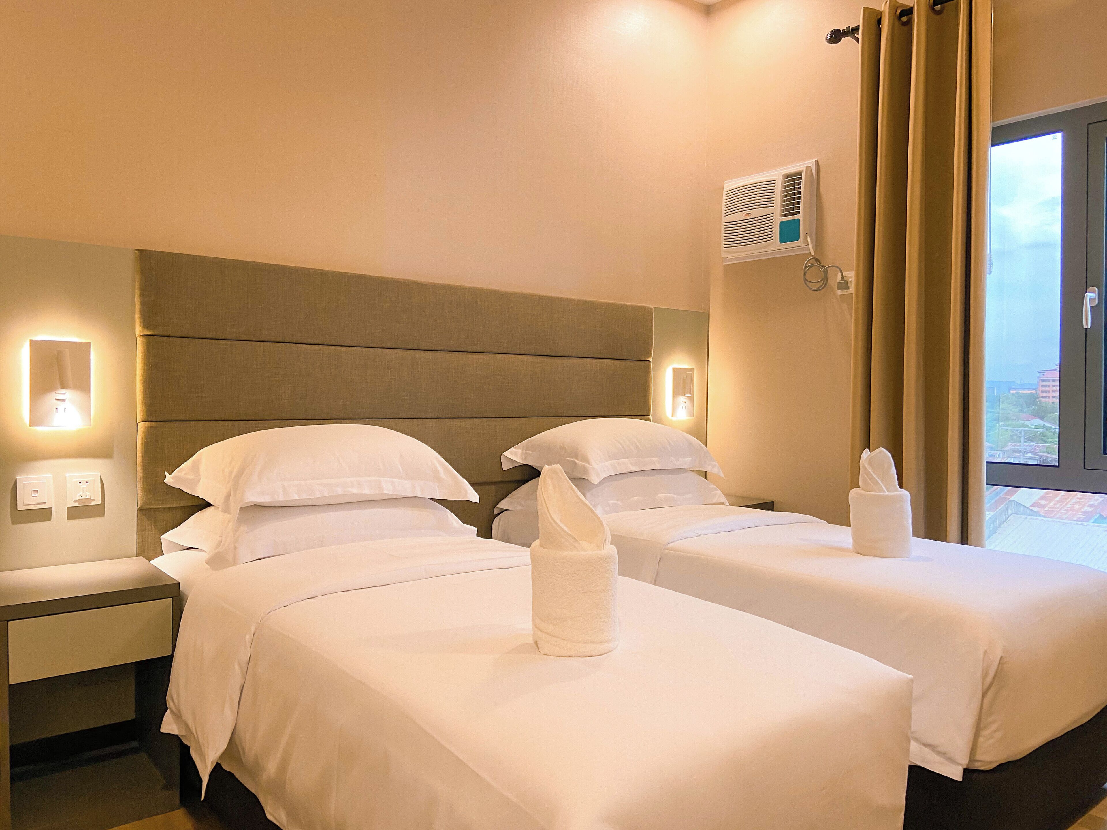 Down comforters, in-room safe, soundproofing