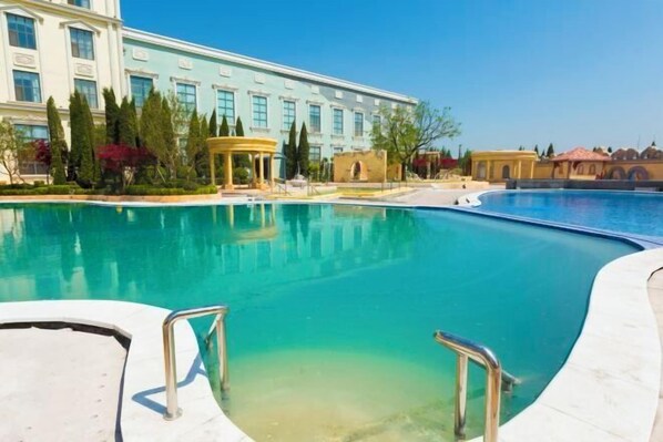 Outdoor pool - Knight's Hotel Europark Resort (Qihe County)