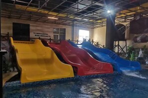 Un parc aquatique avec de nombreux toboggans.