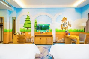 Ein Hotelzimmer mit zwei Betten, einem Fernseher, einem Schreibtisch und einem Sessel.