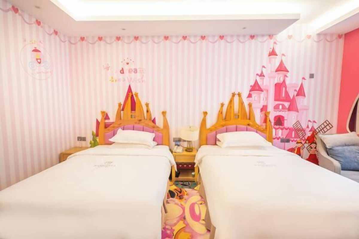 Ein Hotelzimmer mit zwei Einzelbetten, einer rosa gestreiften Wand und einem Wandbild zum Thema Burg.