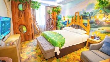 Une chambre à coucher comprenant un lit, une chaise, un banc, un téléviseur et une fresque représentant un arbre et un paysage.