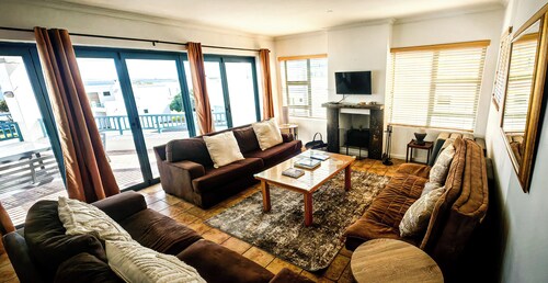 O Kapetanios a Lovely Greek styled  4-bedroom house with WiFi in Langebaan