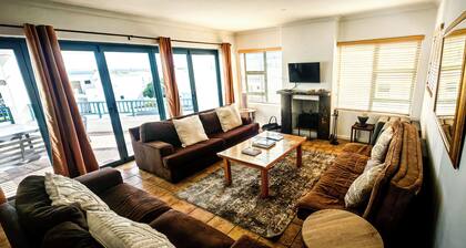 O Kapetanios a Lovely Greek styled 4-bedroom house with WiFi in Langebaan