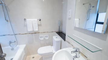 Habitación estándar | Baño | Toallas y papel de baño