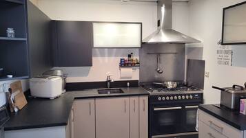 Een koelkast, een microgolfoven, een oven, een kookplaat