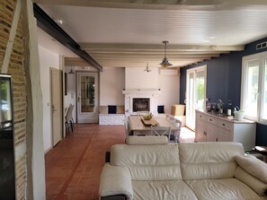 TV connectée, cheminée, jeux vidéo, table de tennis de table