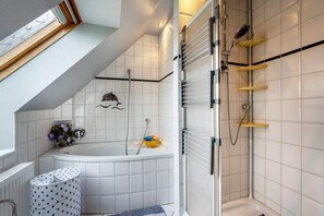 Shower, hair dryer, towels - Apartment 'Ferienwohnung Wittensee' with Shared Terrace, Private Garden and Wi-Fi (Bünsdorf)