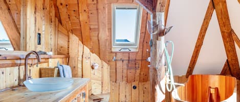 Dusche, kostenlose Toilettenartikel, Haartrockner, Handtücher