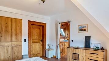 1 bedroom, desk, iron/ironing board, free WiFi