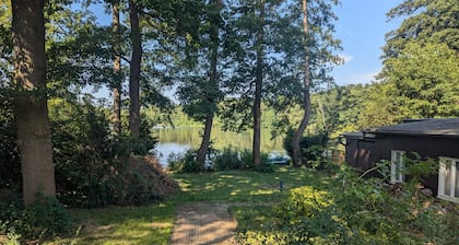 Ferienhaus 'Seeidyll' mit eigenem Bootssteg und Seeufer