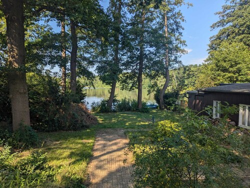 Ferienhaus 'Seeidyll' mit eigenem Bootssteg und Seeufer