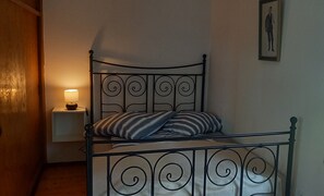 1 bedroom, bed sheets