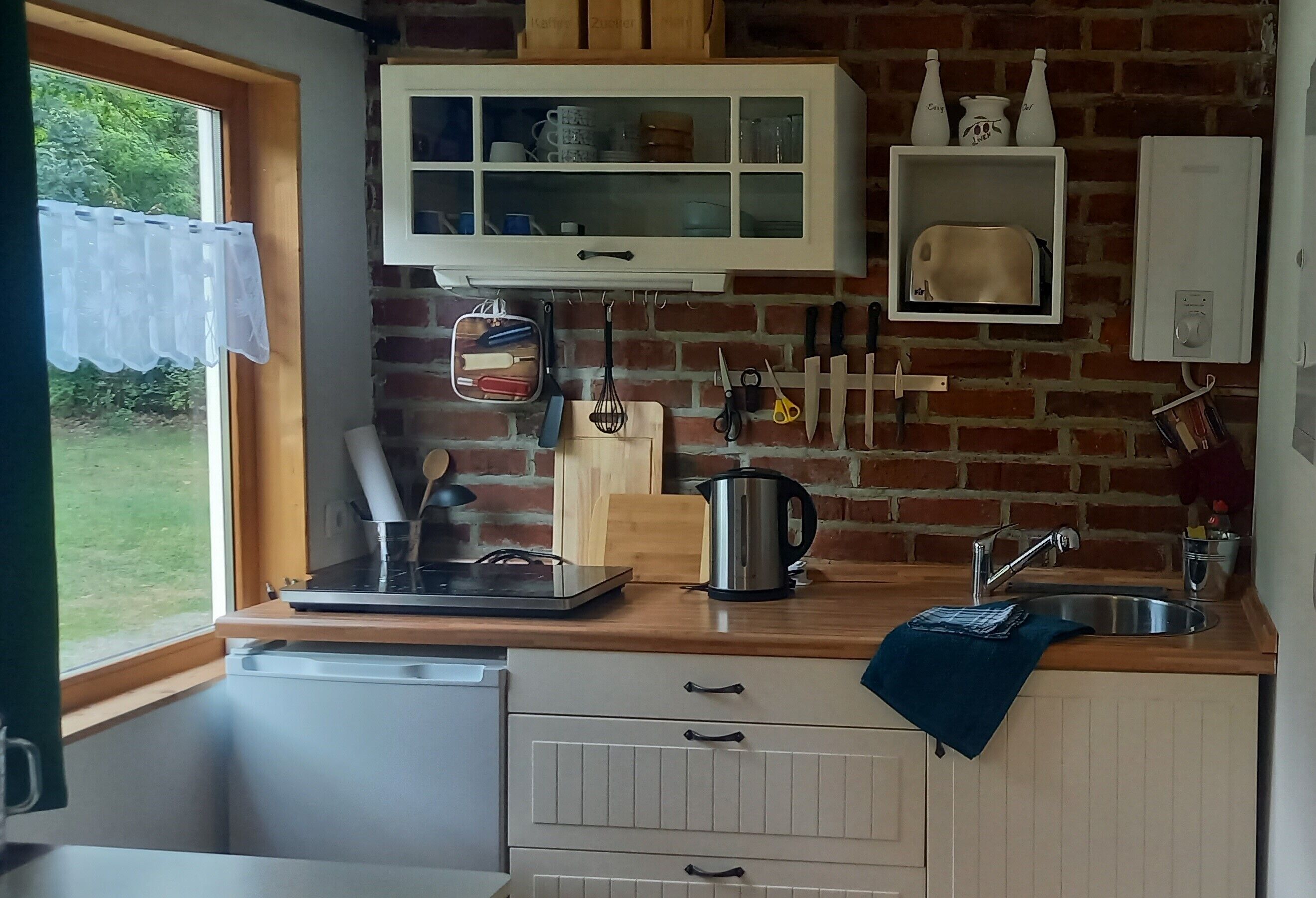 Kühlschrank, Herdplatte, Wasserkocher mit Kaffee-/Teezubehör