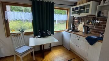 Fridge, stovetop, coffee/tea maker, electric kettle