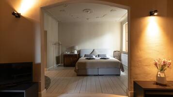 1 bedroom, iron/ironing board, WiFi (free), bed sheets