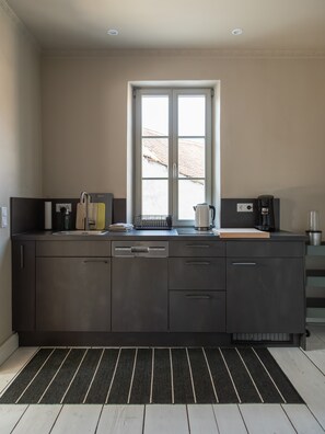 Fridge, microwave, stovetop, dishwasher - Historic Boutique Apartment – Renovated for Healthy Living (Großostheim)