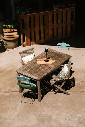 Outdoor dining - Holiday Apartment 'Eckhaus - Fireplace' with Shared Area (Courtyard) and Wi-Fi (Großostheim)