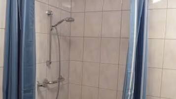 Chuveiro, secador de cabelo, toalhas de banho