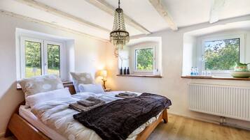 3 bedrooms, desk, free WiFi, bed sheets