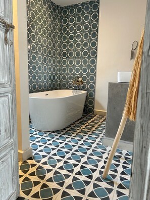 Quarto casal luxo, 1 cama King, para não fumantes, banheiro privativo | Banheiro | Chuveiro, secador de cabelo, roupões de banho, toalhas de banho