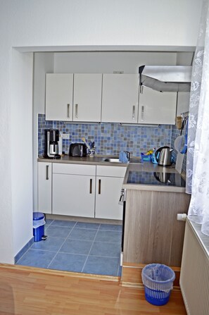 Frigorifero, microonde, forno, piano cottura