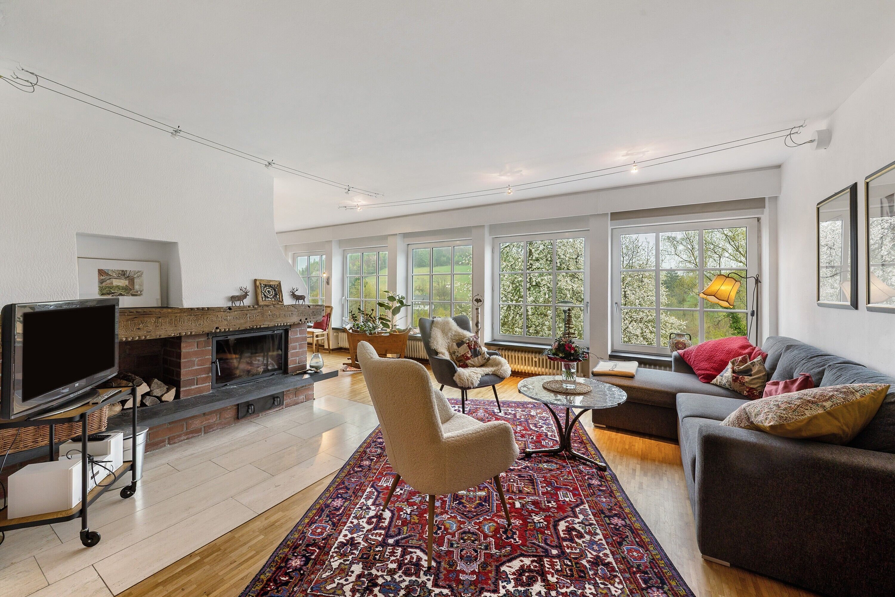 Fernseher, Kamin, Stereoanlage