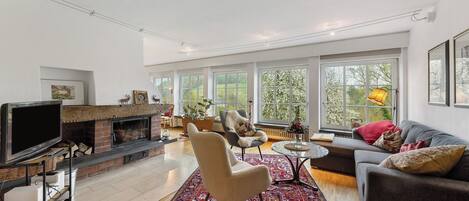 TV, fireplace, stereo