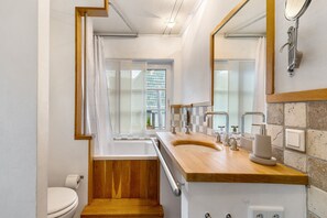 Een douche, een haardroger, handdoeken