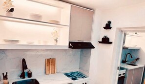 Private kitchen - Cylo’s Place is a convenient& accessable  staycation in the Metro. (Quezon City)