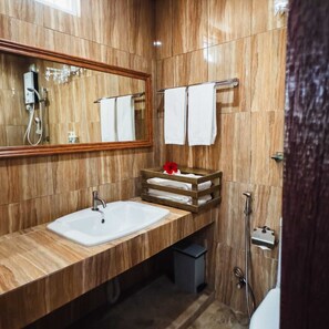 Camera Deluxe con letto matrimoniale o 2 letti singoli | Bagno | Doccia, set di cortesia gratuito