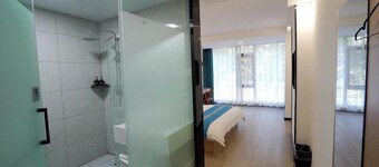 Baina Business Hotel (Shijiazhuang Zhongshan West Road Vientiane City Subway Station)