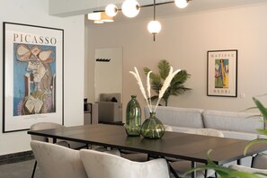 Appartamento Luxury, 4 camere da letto, cucina, vista città | Sala da pranzo