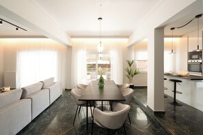 Luksusleilighet, 4 soverom, kjøkken, byutsikt | Spiseområde på rommet